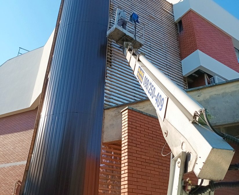 Poslovna zgrada Gotes – Sveti Ivan Zelina – montaža limene obloge na tornju stubišta